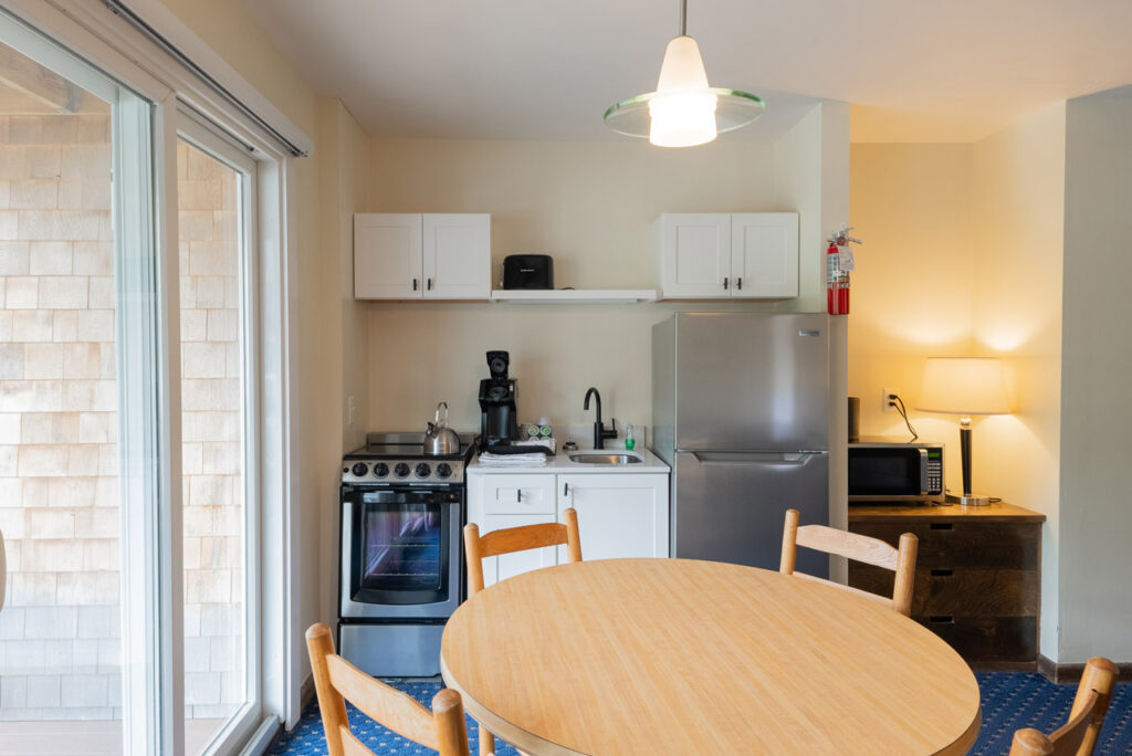 aspinquid lodge two queen river view apartment kitchen area