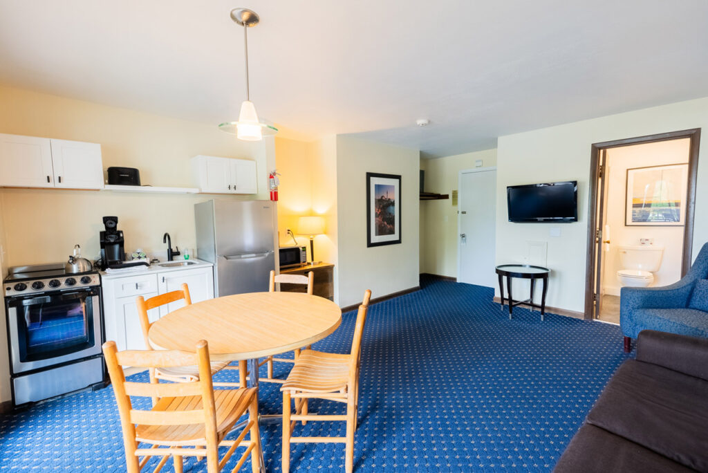 aspinquid lodge two queen river view apartment dining area